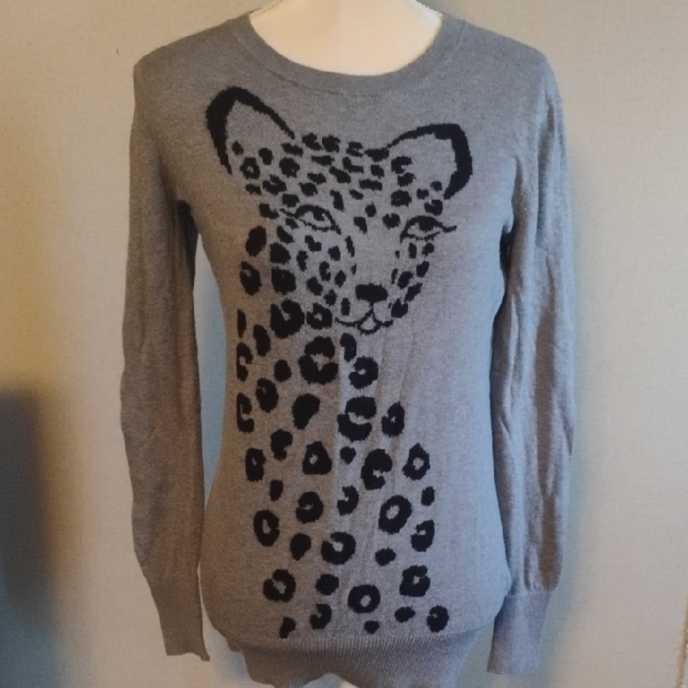 5/$15 Small Summer & Sage Gray Sweater With A Cute Leopard Print Leopard